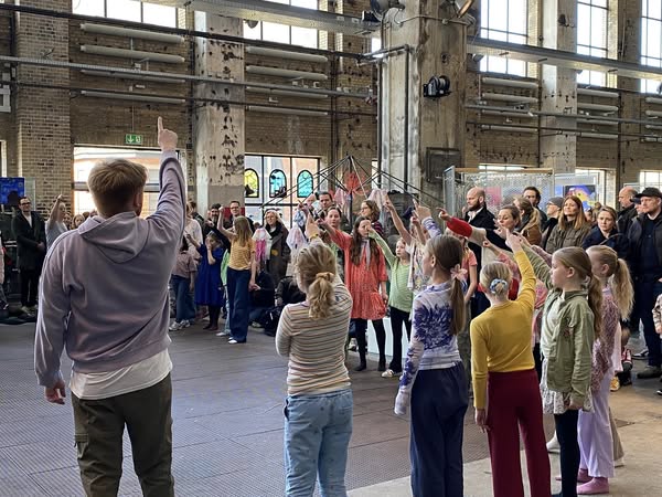 BIG PERFORMANCE fra kulturskoledagen i Aalborg. Efter en formiddagsworkshop var børnene klar til at vise deres performance EVOLUTION